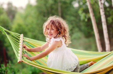 kız mutlu çocuk hamakta, sıcak sıcak yaz sahne rahatlatıcı