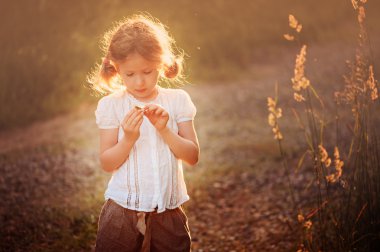 Yaz aylarında yürüyüşte şirin mutlu 5 yaşında çocuk kız