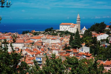 Piran, Slovenya - panoramik şehir ve deniz