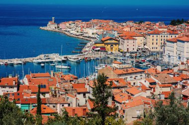 Piran, Slovenya - panoramik şehir ve deniz