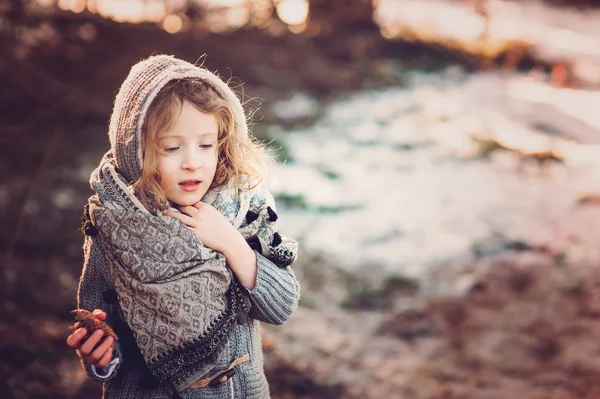 Niña en acogedor cálido al aire libre paseo de invierno — Foto de Stock