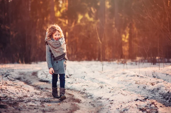 Child girl on cozy warm outdoor winter walk — Stok fotoğraf