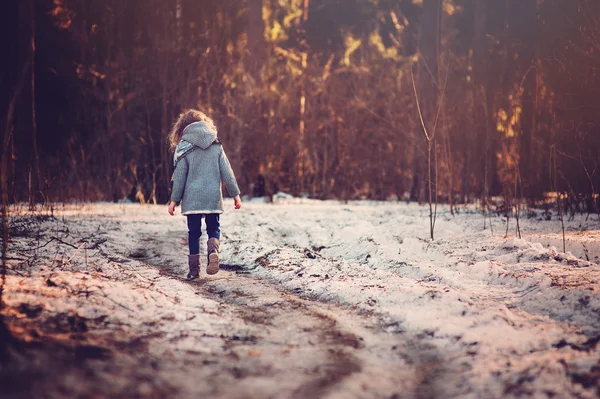 Niña en acogedor cálido al aire libre paseo de invierno —  Fotos de Stock