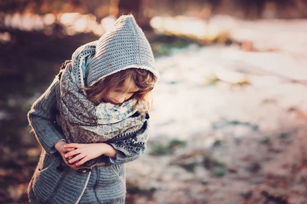 Child girl on cozy warm outdoor winter walk — 图库照片