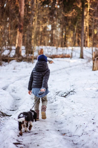 Ragazza a spasso il suo cane — Foto Stock