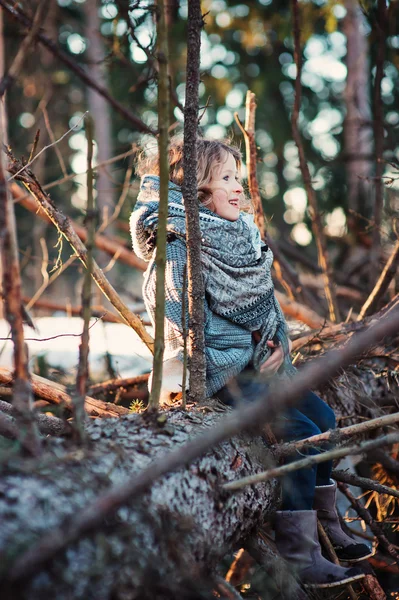 Linda niña en el paseo en el bosque de invierno — Foto de Stock