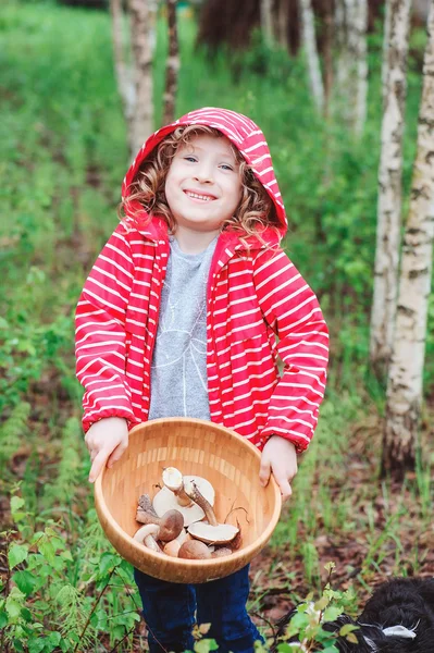 Happy child girl with mushrooms — Stock Photo, Image