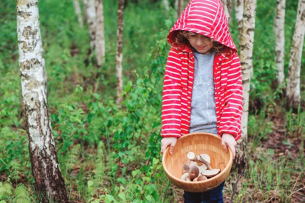 Bambino felice ragazza con funghi — Foto Stock