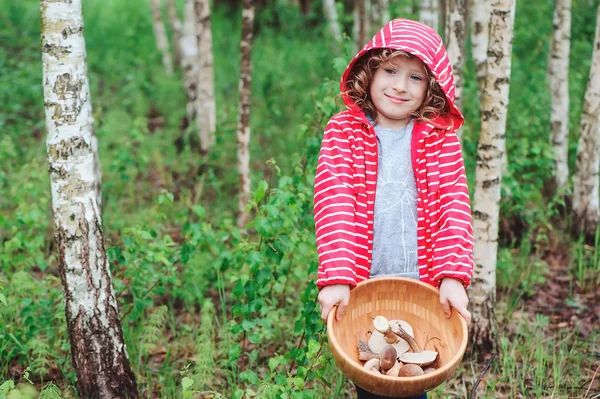 Bambino felice ragazza con funghi — Foto Stock