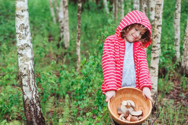 Bambino felice ragazza con funghi — Foto Stock