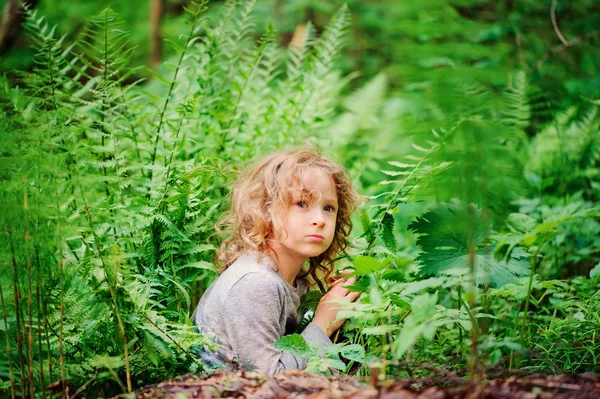 Menina na floresta de verão explorando a natureza, aprendendo em férias — Fotografia de Stock