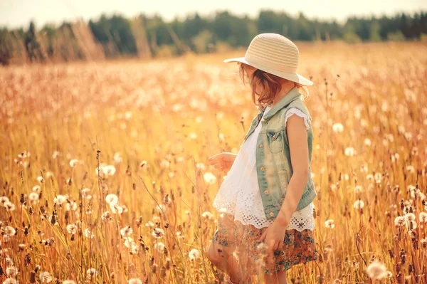 Ευτυχισμένο παιδί κοπέλα στο καλοκαίρι πεδίο — Φωτογραφία Αρχείου