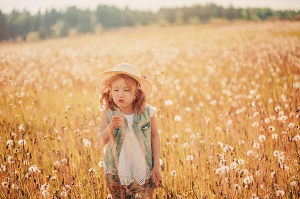 Heureux enfant fille sur champ d'été — Photo