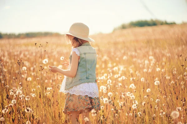 Szczęśliwe dziecko dziewczynka na lato pole — Zdjęcie stockowe
