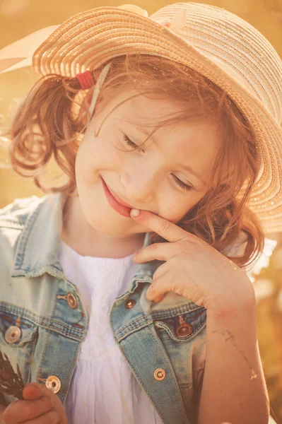 Glad barn tjej — Stockfoto