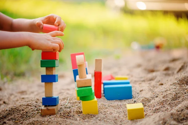 Bambino che fa casa giocattolo — Foto Stock