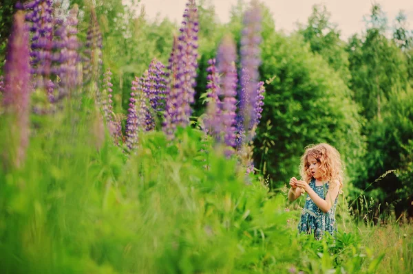 Child girl exploring nature with loupe, learning on summer vacation in forest — Φωτογραφία Αρχείου