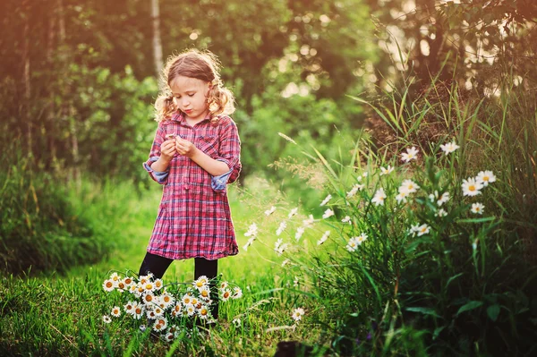 Linda niña soñadora — Foto de Stock