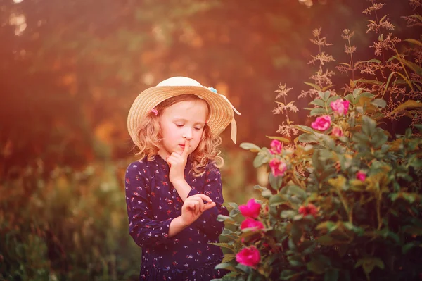 Dreamy child girl in straw — Stock Photo, Image