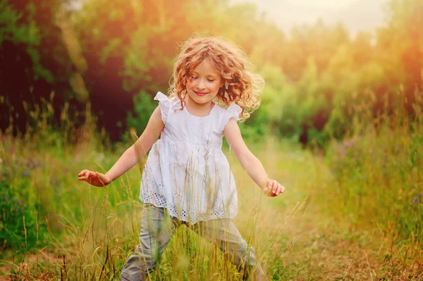 Lyckligt barn flicka i sommar skog — Stockfoto