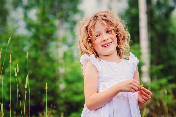 Šťastné dítě dívka v létě lese — Stock fotografie