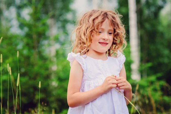 Glückliches Kindermädchen im Sommerwald — Stockfoto