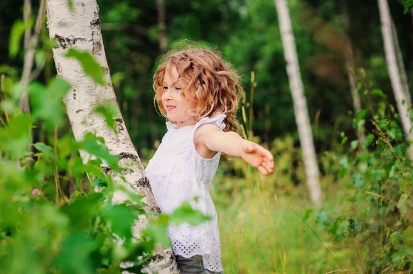Dziecko dziewczynka w brzozowe drzewo — Zdjęcie stockowe