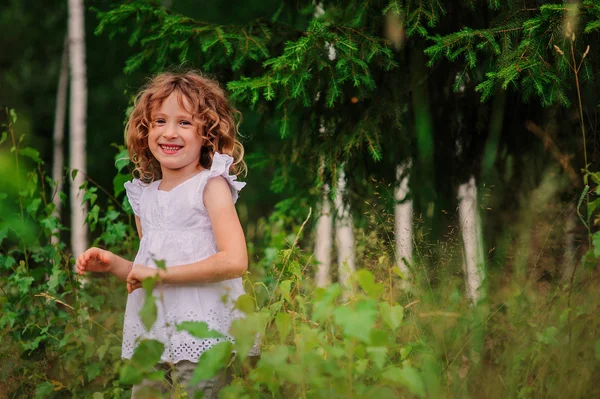 Bambino felice ragazza nella foresta estiva — Foto Stock