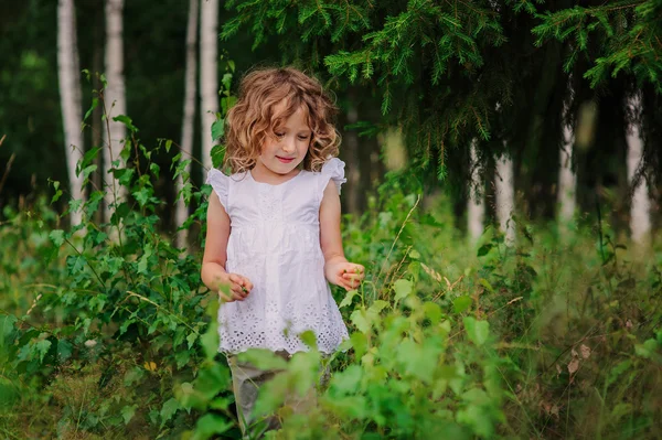 Happy child girl in summer forest — Stock Photo, Image