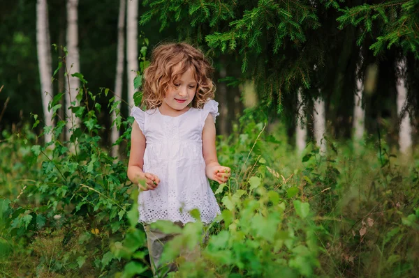 Šťastné dítě dívka v létě lese — Stock fotografie