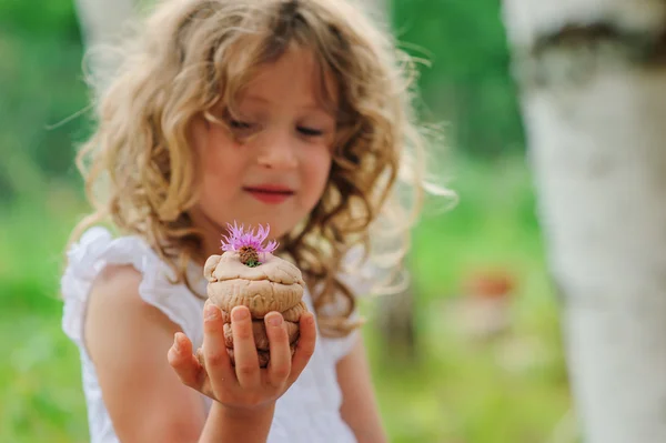 Девушка играет с соленым тортом — стоковое фото