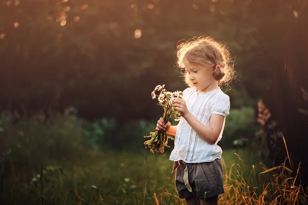 Roztomilý šťastný 5 let staré dítě dívka na procházce v létě — Stock fotografie