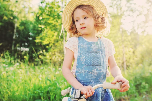 ライフ スタイル幸せな子の少女の肖像画 — ストック写真