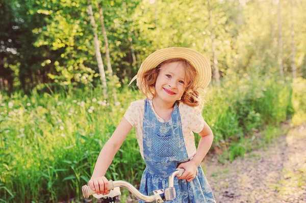 Estilo de vida niño feliz niña retrato — Foto de Stock