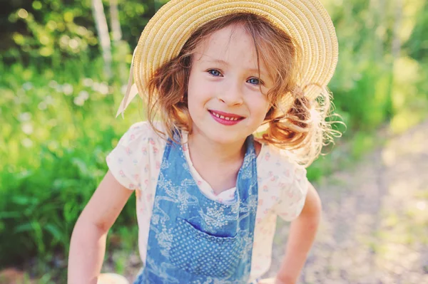Yaşam tarzı mutlu çocuk kız portre — Stok fotoğraf