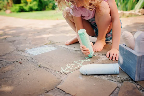 Criança menina desenho com giz — Fotografia de Stock