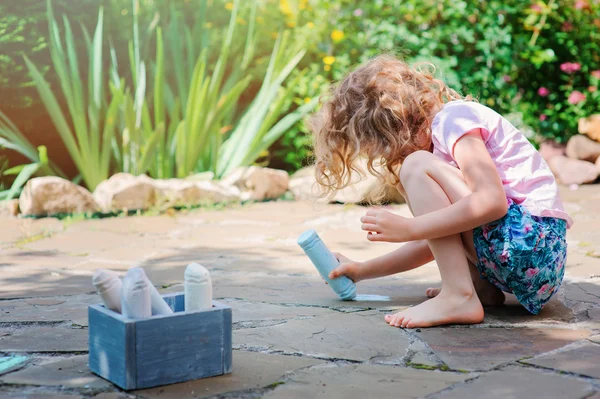 Criança menina desenho com giz — Fotografia de Stock