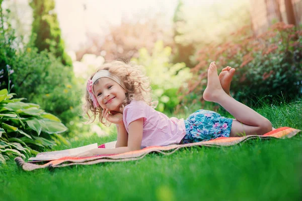 Gelukkig kind meisje leesboek — Stockfoto