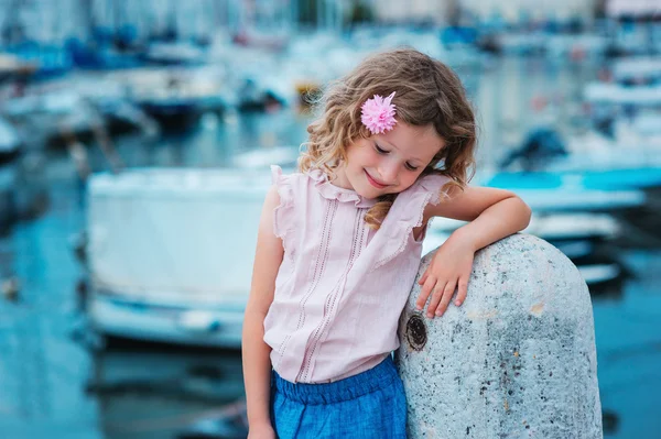 Niña feliz en vacaciones de verano — Foto de Stock