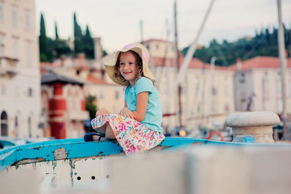 Ładny szczęśliwe dziecko dziewczynka siedzi w łodzi — Zdjęcie stockowe