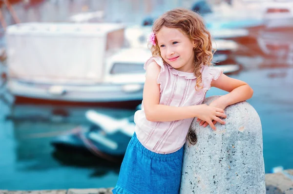 Gelukkig kind meisje op zomervakantie — Stockfoto