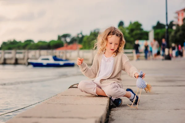 Ragazza riccia che gioca sul lato mare — Foto Stock