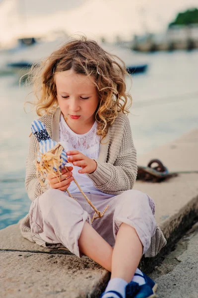 Niña rizada jugando en el lado del mar — Foto de Stock