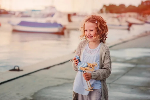 Niña rizada jugando en el lado del mar — Foto de Stock