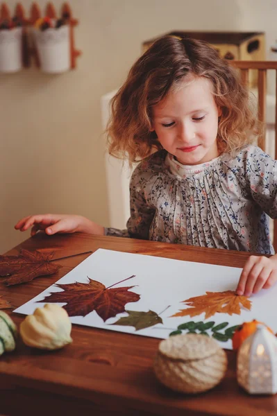 Bambina felice che fa autunno lascia l'erbario a casa — Foto Stock