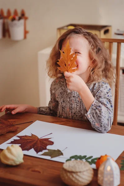 Bambina felice che fa autunno lascia l'erbario a casa — Foto Stock