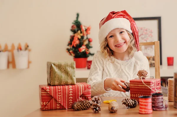 Cute child girl preparing gifts — Stock Photo, Image