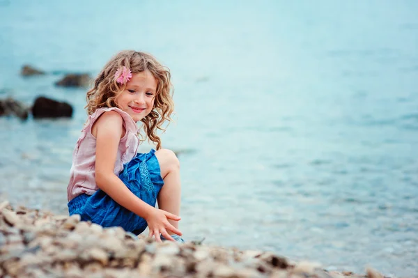 Schattig kind meisje op het strand — Stockfoto