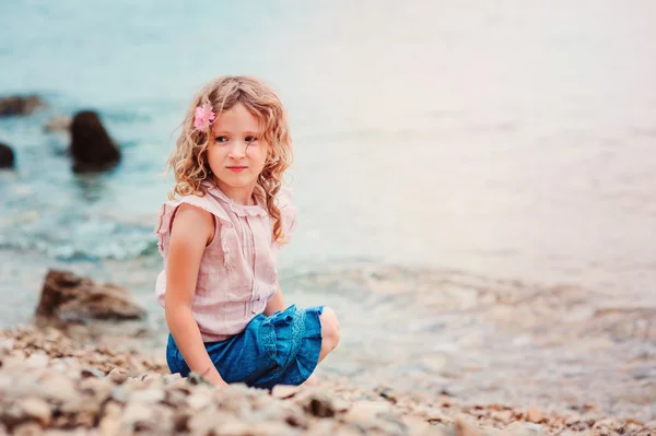 Lyckligt barn flicka på stranden — Stockfoto