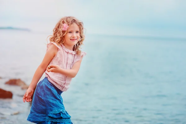 Sahilde kız mutlu çocuk — Stok fotoğraf